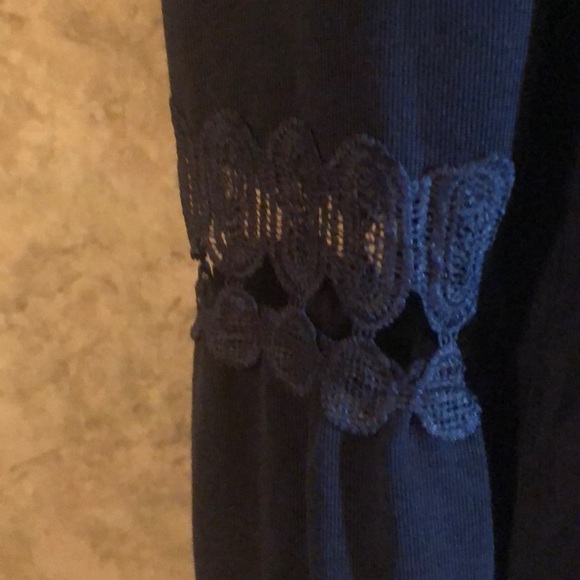 New Direction* Crochet Sleeve Detailed Top - Picture 3 of 8